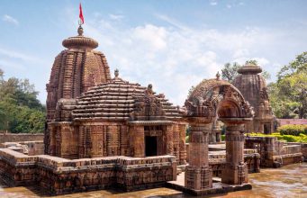ଧର୍ମାନୁଷ୍ଠାନରେ ଉପରେ ଲାଗିଲା କଟକଣା