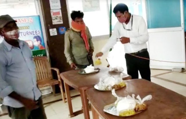 ଯାତ୍ରୀଙ୍କୁ ଖାଦ୍ୟ ଯୋଗାଇଲା ରେଳବାଇ