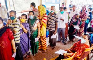 ଟିକା ଟୋକନ ପାଇଁ ରାତି ଅନିଦ୍ରା Vaccination Center