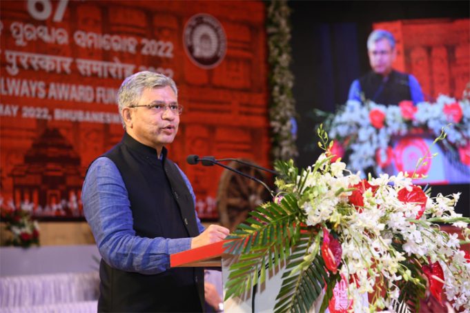 ୧୫୬ ରେଳ କର୍ମଚାରୀ ପୁରସ୍କୃତ