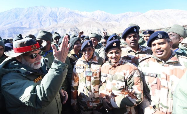 ଯବାନଙ୍କ ସହିତ ଦୀପାବଳି ପାଳିଲେ ପ୍ରଧାନମନ୍ତ୍ରୀ