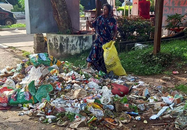 ବିଏମସି ନିଷ୍ପତ୍ତି ପାଇଁ ରାସ୍ତା ଉପରେ ଅଳିଆ