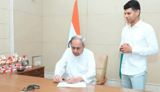 CM Gifts Metro Rail