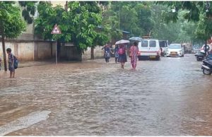 ଆଣ୍ଠୁଏ ପାଣିରେ ସ୍କୁଲ ପିଲା