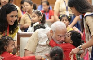 ପିଲାଙ୍କ ହାତରୁ ରାକ୍ଷୀ ବାନ୍ଧିଲେ