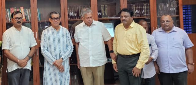 Guruji Donates Rare Books
