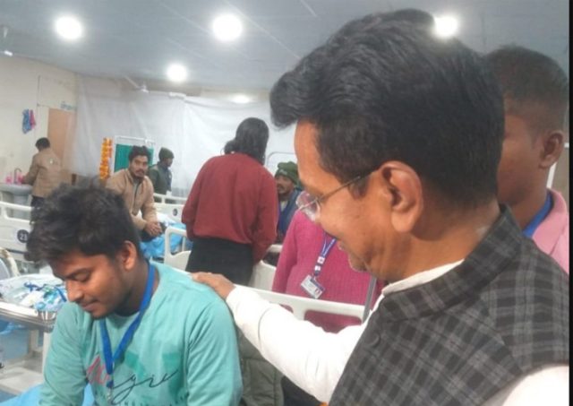 Labor Minister Meets Workers