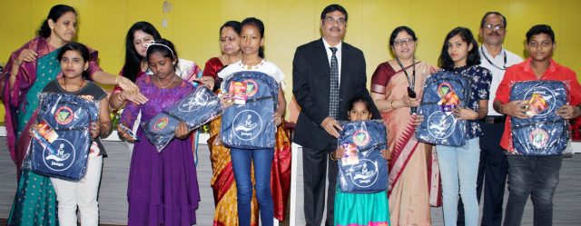 ସୋଆ ଜାଗୋ ପକ୍ଷରୁ ସ୍କୁଲ୍ବ୍ୟାଗ୍ ବଣ୍ଟନ