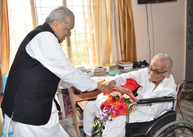 ସୁର ନାୟକଙ୍କୁ ଭେଟିଲେ ବିଶ୍ୱଭୂଷଣ
