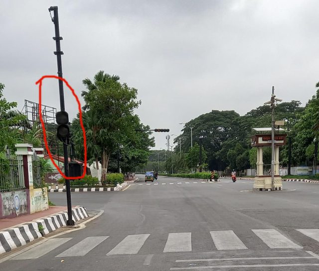 ଉଭାନ ହୋଇଯାଉଛି ଟ୍ରାଫିକ ଲାଇଟ୍