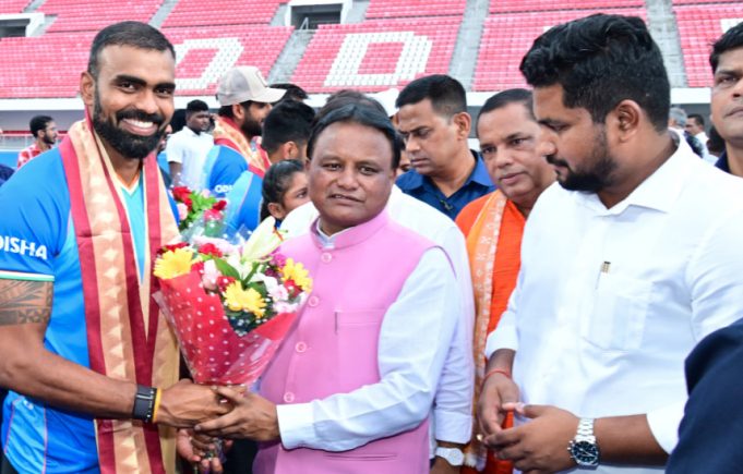 CM Falicitates Hockey Team