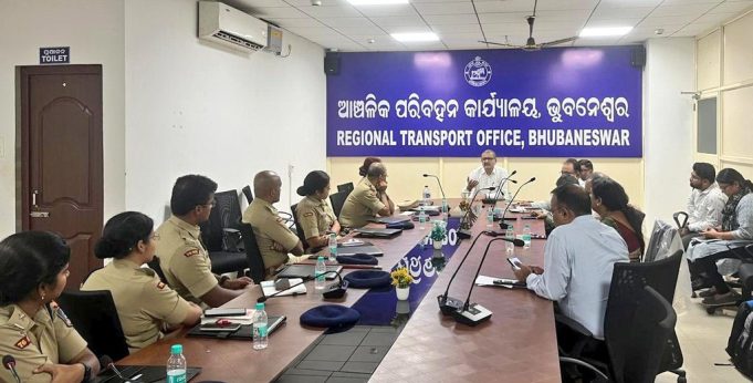 ମୋଟର ଯାନ ଆଇନ ପଢାଇଲେ କମିସନର