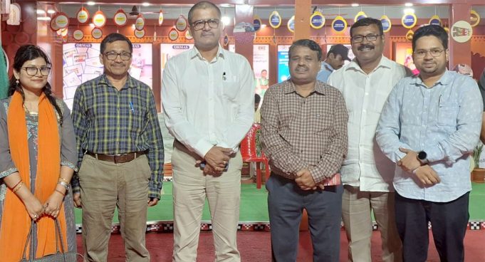 ବାଲିଯାତ୍ରାରେ ହେଲମେଟ୍ ଉପହାର