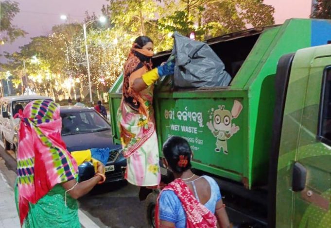 ହାତରେ ମଇଳା ଘାଣ୍ଟୁଛନ୍ତି ମହିଳା