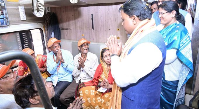 ତୀର୍ଥଯାତ୍ରାରେ ବରିଷ୍ଠ ନାଗରିକ