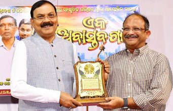 ‘ଏକ ଅବାସ୍ତବ ଗଳ୍ପ’ ନାଟକ ମଞ୍ଚସ୍ଥ
