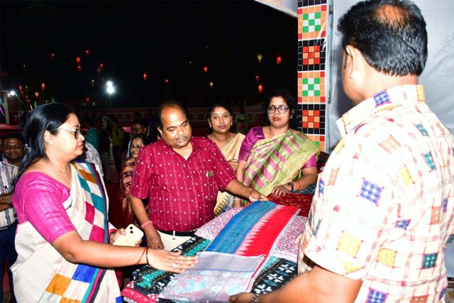 ହସ୍ତତନ୍ତ ପ୍ରଦର୍ଶନୀ ଉଦଘାଟିତ