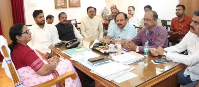 Journalists Protest Mobile Ban