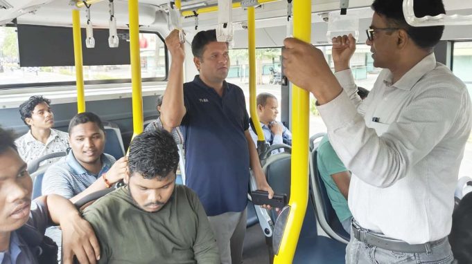 ଯାତ୍ରୀଙ୍କ ସହ ଆଲୋଚା କଲେ କ୍ରୁଟ୍ ଏମ୍ଡି