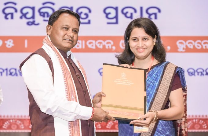 ପ୍ରତିବଦ୍ଧ ହୋଇ କାମ କରିବାକୁ ଆହ୍ୱାନ