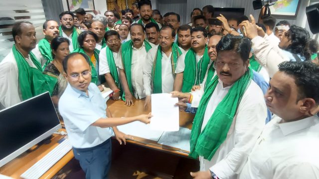 ଆରଡିସି ଅଫିସ ଆଗରେ ଗର୍ଜିଲା ବିଜେଡି