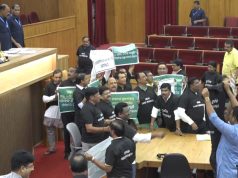 କଳା ଟି-ସାର୍ଟ ପିନ୍ଧି ପ୍ରତିବାଦ