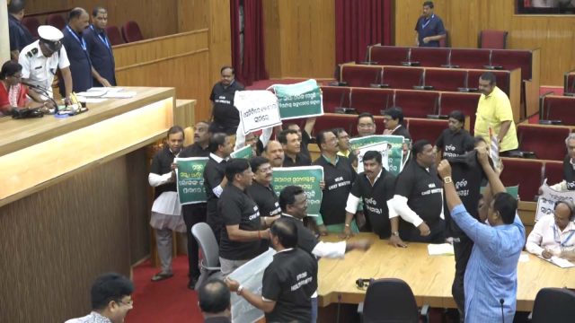 କଳା ଟି-ସାର୍ଟ ପିନ୍ଧି ପ୍ରତିବାଦ