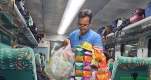 ରେଳଗାଡିରେ ବେଧଡକ ଜଙ୍କ୍ଫୁଡ୍ ବିକ୍ରି