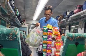 ରେଳଗାଡିରେ ବେଧଡକ ଜଙ୍କ୍ଫୁଡ୍ ବିକ୍ରି