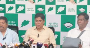ସାର କଳାବଜାରୀ ଯୋଗୁଁ ଚାଷୀ ହନ୍ତସନ୍ତ