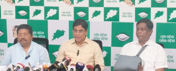 ସାର କଳାବଜାରୀ ଯୋଗୁଁ ଚାଷୀ ହନ୍ତସନ୍ତ