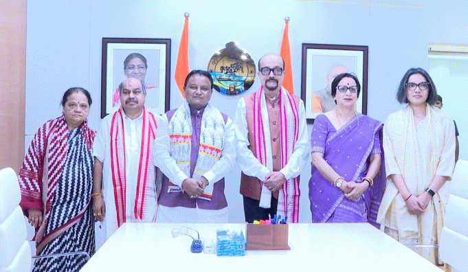 C’Garh Guv Meets CM