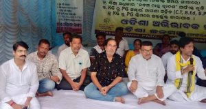 ଭୁଲ ବହି ପ୍ରତ୍ୟାହାର ଦାବିରେ ସତ୍ୟାଗ୍ରହ
