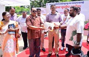 Thakur Felicitates Responsible Drivers